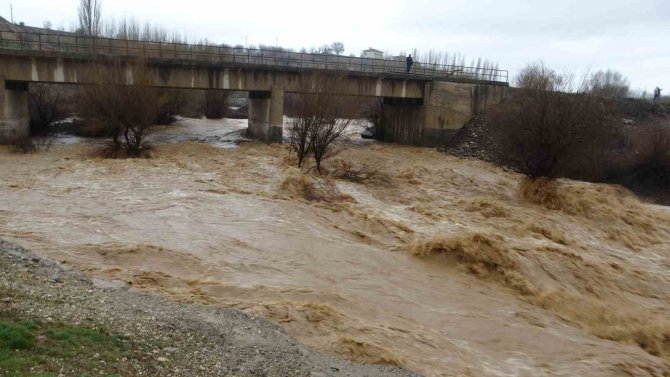 Malatya’da Sel Metrelerce Yükseklikte Dalgalar Oluşturdu