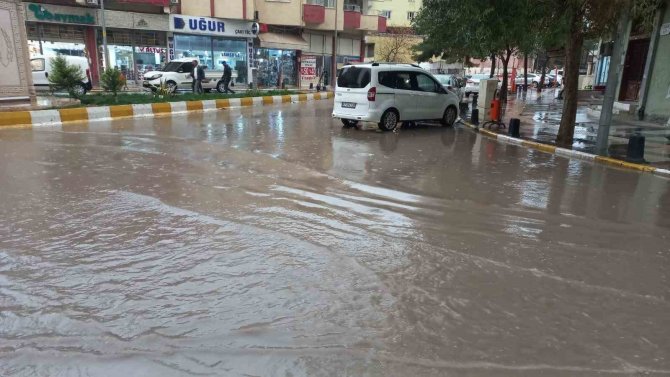 Kızıltepe’de 30 Dakikada Caddeler Göle Döndü