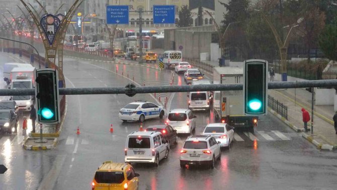 Mardin’de Sağanak Yağışla Birlikte Gündüz Geceye Döndü