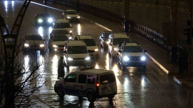 Mardin’de Sağanak Yağışla Birlikte Gündüz Geceye Döndü
