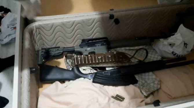 Gardıroptan Tabancalar, Bazadan Tüfekler Çıktı