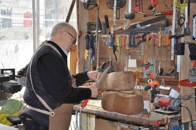 Karslı Sanatçı Baba Mesleğini Öğretecek Çırak Bulamıyor