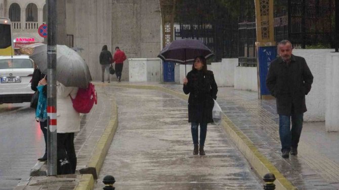 Mardin’de Sağanak Yağışla Birlikte Gündüz Geceye Döndü