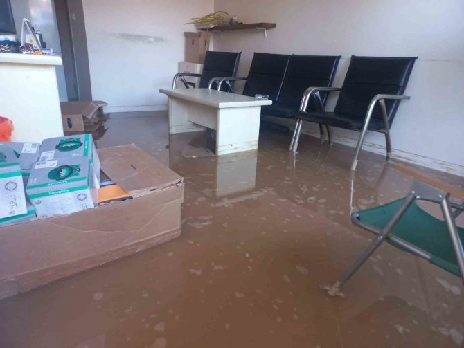 Bodrum’da İsale Hattı Patladı, Tonlarca Su Caddeye Aktı