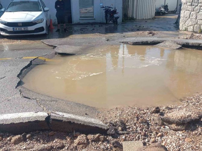 Bodrum’da İsale Hattı Patladı, Tonlarca Su Caddeye Aktı