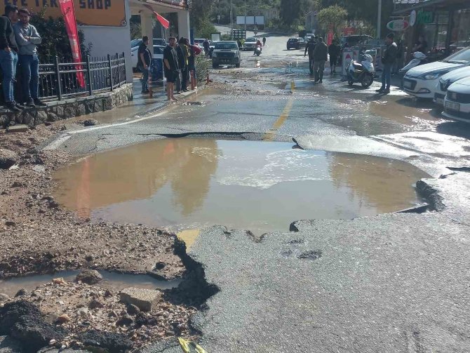 Bodrum’da İsale Hattı Patladı, Tonlarca Su Caddeye Aktı