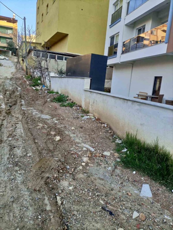 Milas Halkı Çamurlu Ve Toprak Yolda Zor Günler Yaşıyor