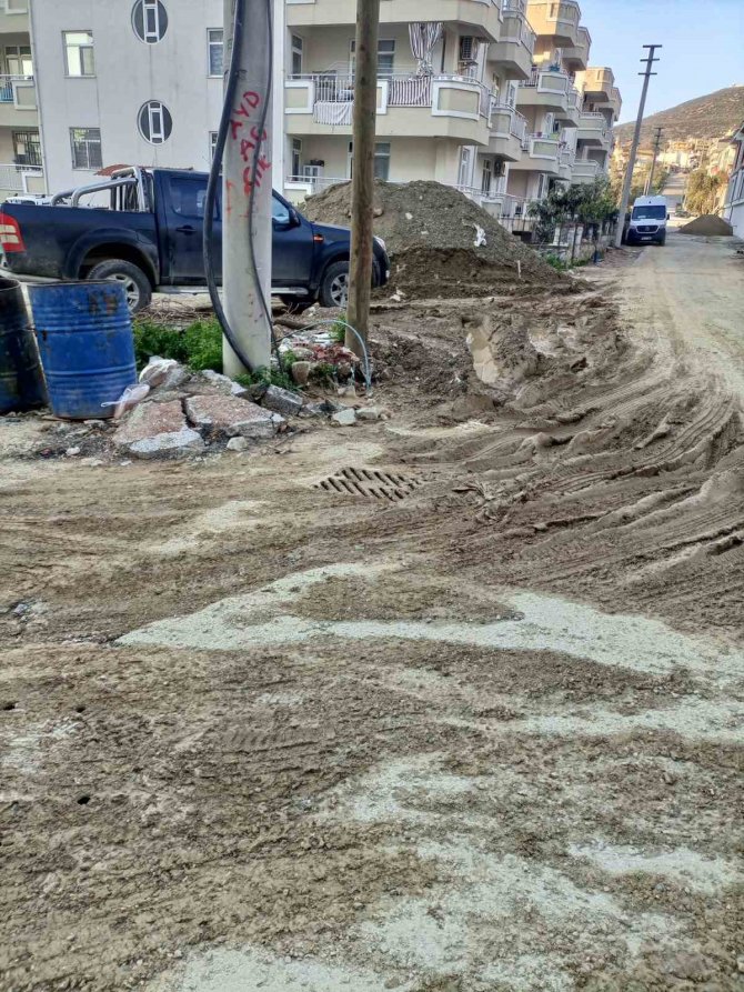 Milas Halkı Çamurlu Ve Toprak Yolda Zor Günler Yaşıyor