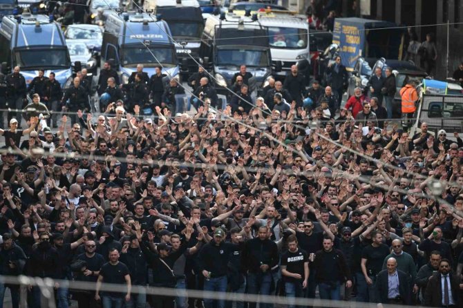 Napoli-eintracht Frankfurt Maçı Öncesi Alman Taraftarlar Polisle Çatıştı