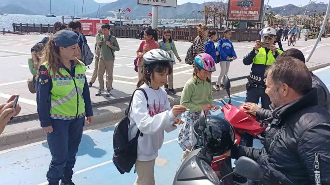 Öğrencilerden ‘Hayatı Kafana Tak Güvenli Yaşamaya Bak ‘ Projesi