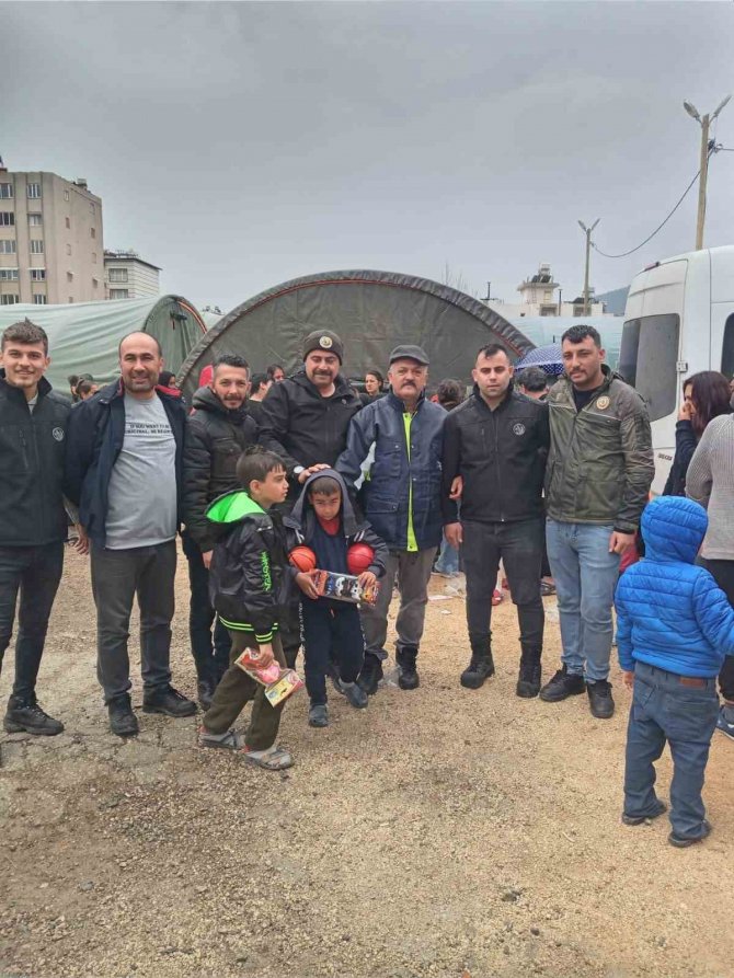 Ateş Savaşçıları Çocukların Yüzünü Güldürmek Mücadele Etti