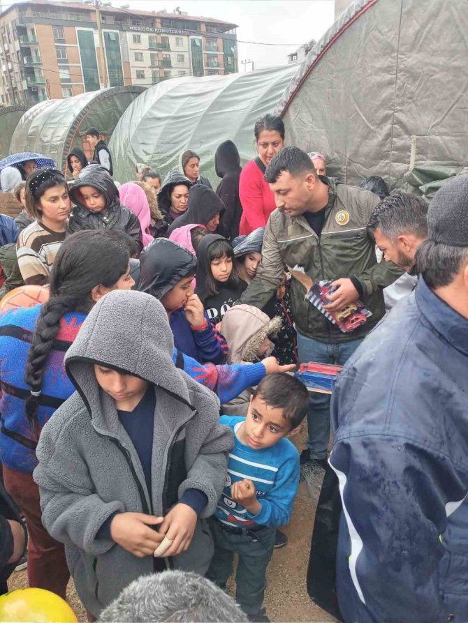 Ateş Savaşçıları Çocukların Yüzünü Güldürmek Mücadele Etti