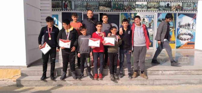 Özalp Yi̇bo Bilek Güreşinde İl Birincisi Oldu