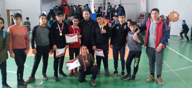 Özalp Yi̇bo Bilek Güreşinde İl Birincisi Oldu