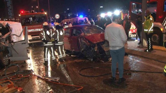 Bağcılar’da Refüjü Aşan Ehliyetsiz Sürücü Facia Yaşattı: 1’i Ağır 3 Yaralı