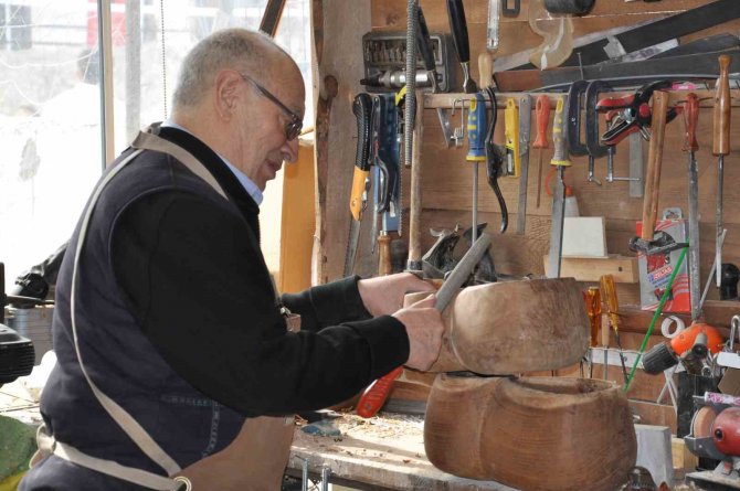 Karslı Sanatçı Baba Mesleğini Öğretecek Çırak Bulamıyor