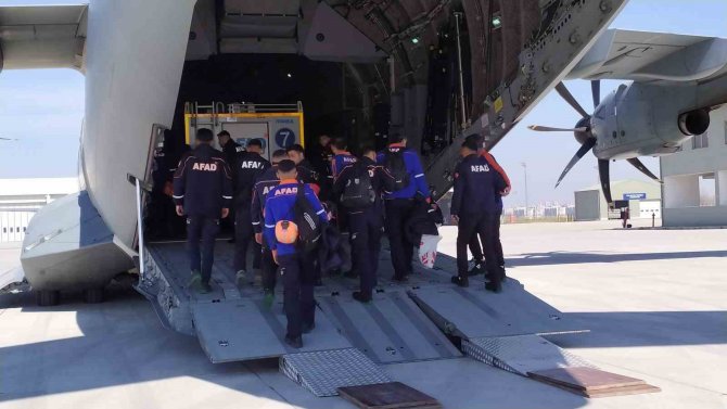 İ̇stanbul’dan 29 Afad Personeli Sel Felaketinin Yaşandığı İllere Doğru Yola Çıktı