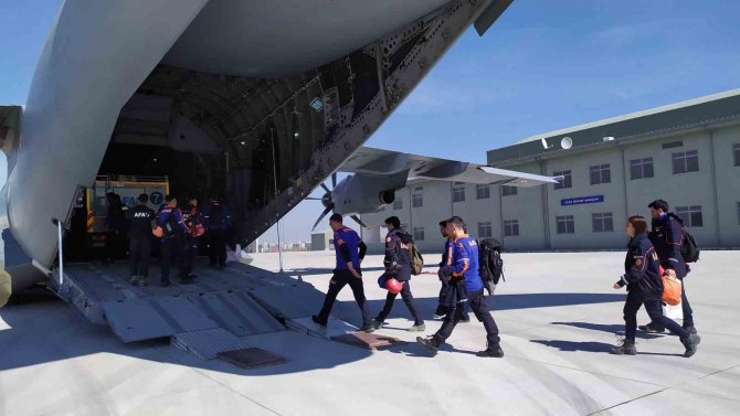 İ̇stanbul’dan 29 Afad Personeli Sel Felaketinin Yaşandığı İllere Doğru Yola Çıktı