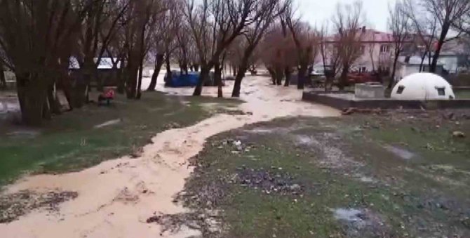 Sivas’ta Tarım Arazileri Ve Bahçeler Sular Altında Kaldı