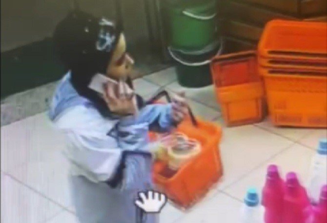 Giderayak Ispanağı Bile Çaldı: Süpermarkete Dadanan Hırsızlar Kamerada
