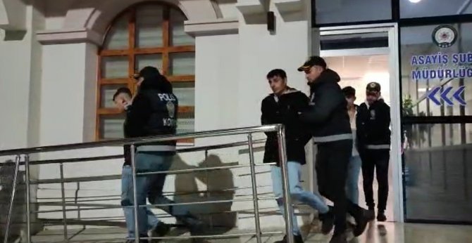 Araba Çalıp Gittikleri Hamamda Peştamalla Yakalandılar