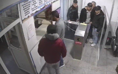 Araba Çalıp Gittikleri Hamamda Peştamalla Yakalandılar