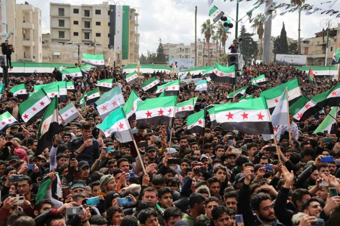 Suriye’de Halk İç Savaşın 12. Yılında Esad’ı Protesto Etti