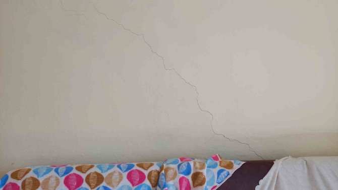 Adeta Deprem Olmadan Depremi Yaşadılar: Binalar Sürekli Kayıyor