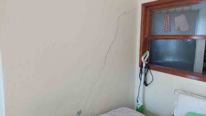 Adeta Deprem Olmadan Depremi Yaşadılar: Binalar Sürekli Kayıyor