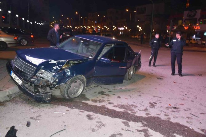 Tosya’da İki Araç Kafa Kafaya Çarpıştı: 1 Yaralı