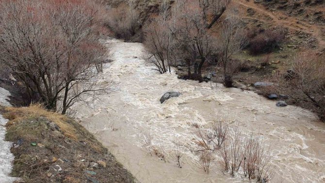 Yağışlarla Munzur Ve Pülümür Çaylarının Seviyesi Yükseldi, Belediye Uyardı