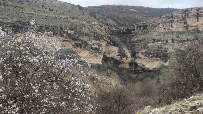 Tunceli’de Bereketi Simgeleyen Kişnikar Şelalesi Akmaya Başladı
