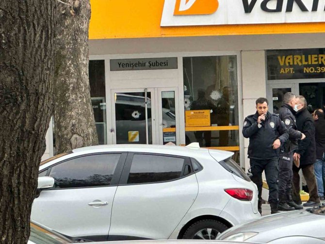 Bankadaki Silahlı Saldırıya Şahit Olan Esnaf: “Markete Gider Gibi Sakindi”