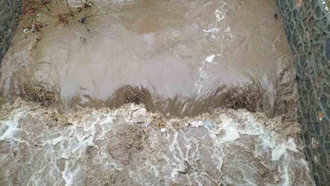 Kurumaya Yüz Tutan Sabun Çayı Yağışlarla Coştu