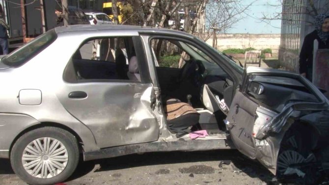 Ümraniye’de Otomobilin Çarptığı Araç Evin Bahçesine Daldı: 3 Yaralı