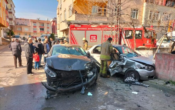 Ümraniye’de Otomobilin Çarptığı Araç Evin Bahçesine Daldı: 3 Yaralı
