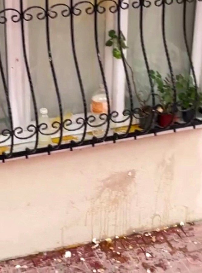 Ataşehir’de Dairenin Camına Bir Paket Yumurta Atıp Kaçtılar