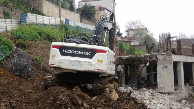 Kirişlerin Toprakla Doldurulduğu İddia Edilmişti, Yıkımına Başlandı