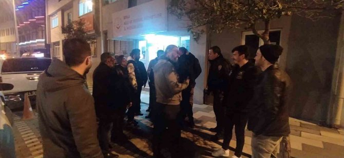 "Çocuğumu Aldınız" Diyerek Aile Ve Sosyal Hizmetler Müdürlüğü’nün Camlarını Kırdı