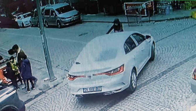 Zeytinburnu’nda Otomobilin Altında Kalan Kadını Vatandaşlar Kurtardı: Kaza Anı Kamerada