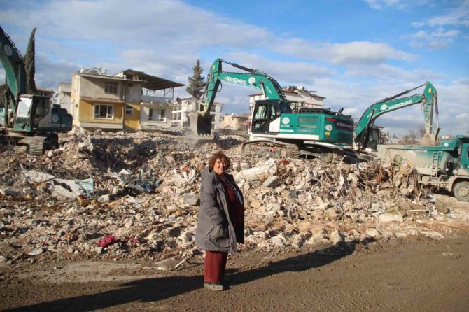 Gurbetçi Annenin Enkaz Başında Umutlu Bekleyişi