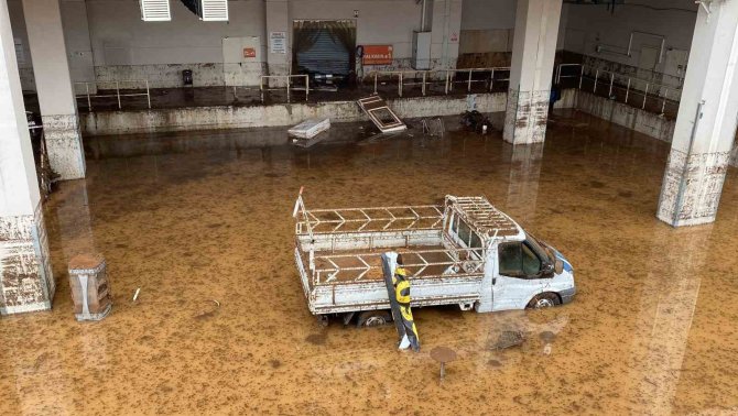 Antalya Büyükşehir Belediyesi Şanlıurfa’da Su Tahliye Çalışmalarına Destek Veriyor