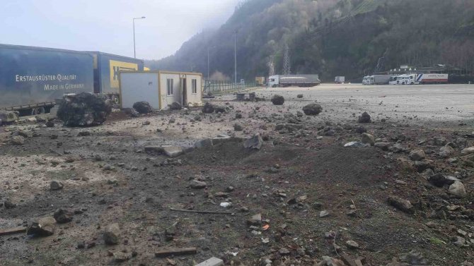 Artvin’in Hopa İlçesinde Yaşanan Heyelanlar Korkuttu