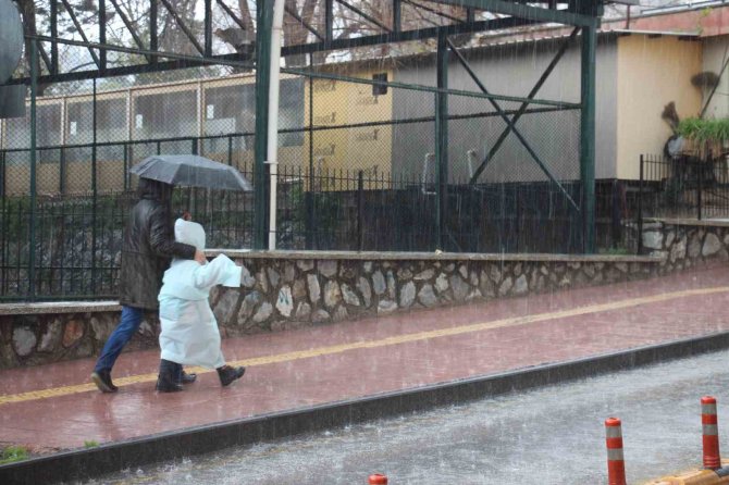 Aydın’da Doluyla Karışık Sağanak Yağış Ekili Oldu