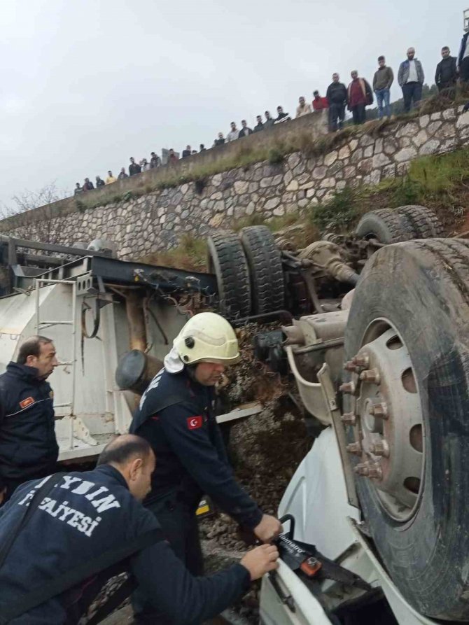 Devrilen Kamyonun Sürücüsü Hayatını Kaybetti