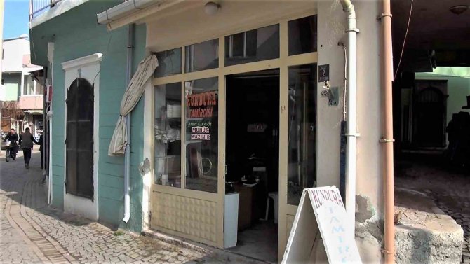 Yırtık Ayakkabıları Meslek Sahibi Yaptı