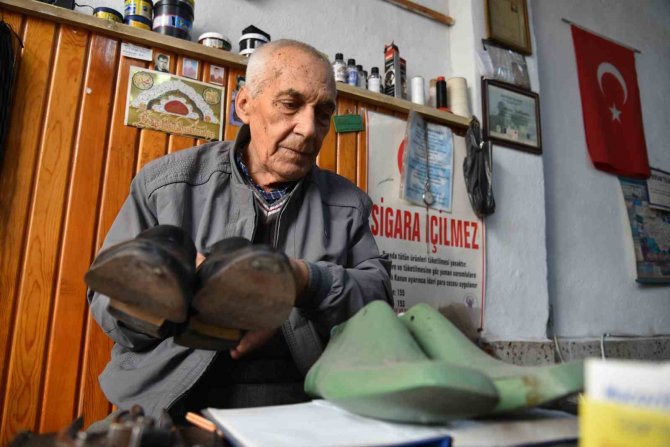 Yırtık Ayakkabıları Meslek Sahibi Yaptı