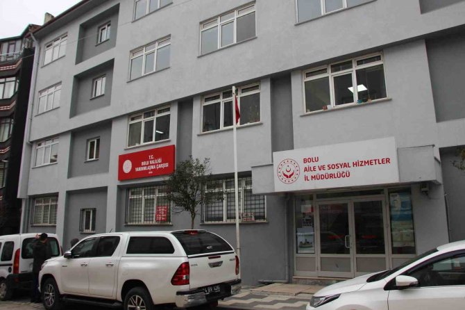 "Çocuğumu Aldınız" Diyerek Aile Ve Sosyal Hizmetler Müdürlüğü’nün Camlarını Kırdı