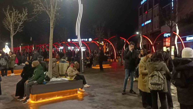 Bolu’da Depremi Yaşayan Vatandaşlar Evlerine Girmeye Korkuyor