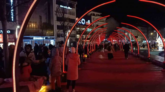 Bolu’da Depremi Yaşayan Vatandaşlar Evlerine Girmeye Korkuyor
